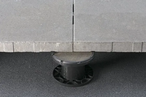 Deckschicht aus einer Platte auf Sockeln