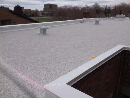 Unzugängliche Dachterrasse mit einem Schutz durch Splitt