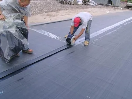 Wie verlegt man EPDM-Dachbahnen auf einem Dach ? 